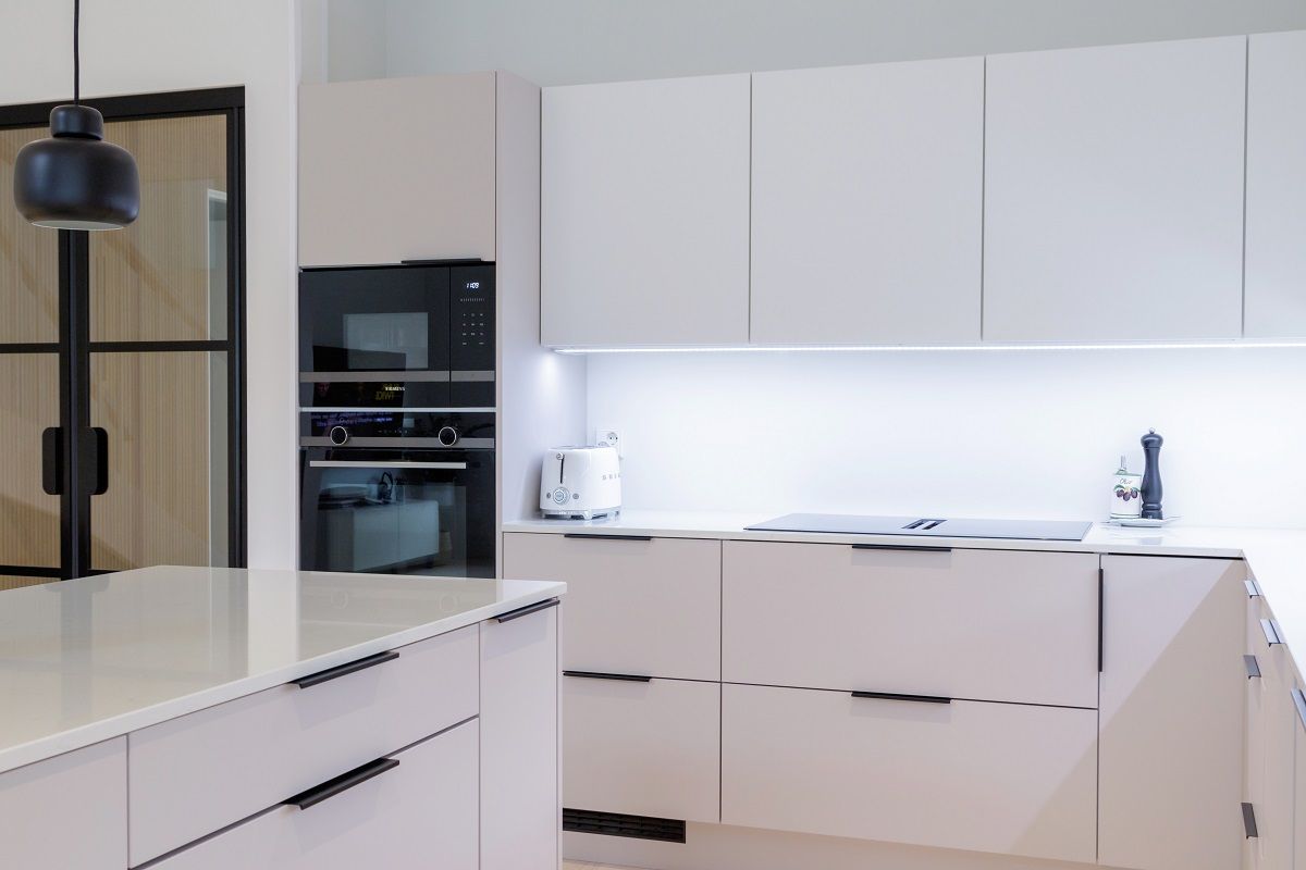 Piano cucina con potente striscia LED regolabile in temperatura di colore. Il nastro ha una tonalità fredda © LedStore.fi